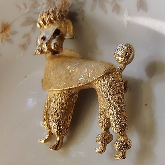 VTG Poodle Dog Brooch Gold Tone Red Rhinestone Eyes Gold Jacket - Picture 6 of 6